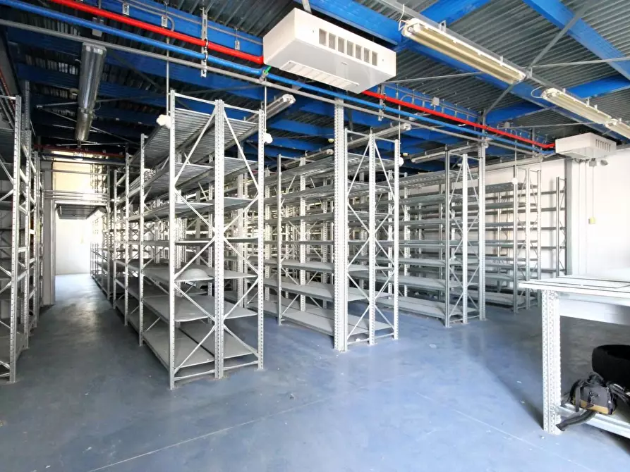 Immagine 8 di Locale commerciale in affitto  a Lucca