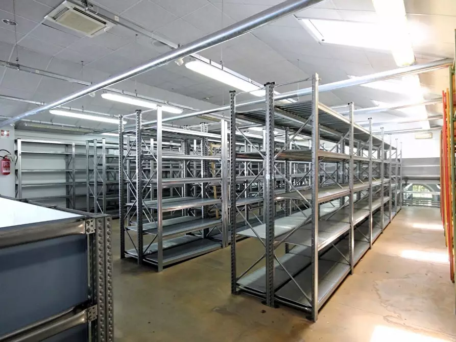 Immagine 13 di Locale commerciale in affitto  a Lucca