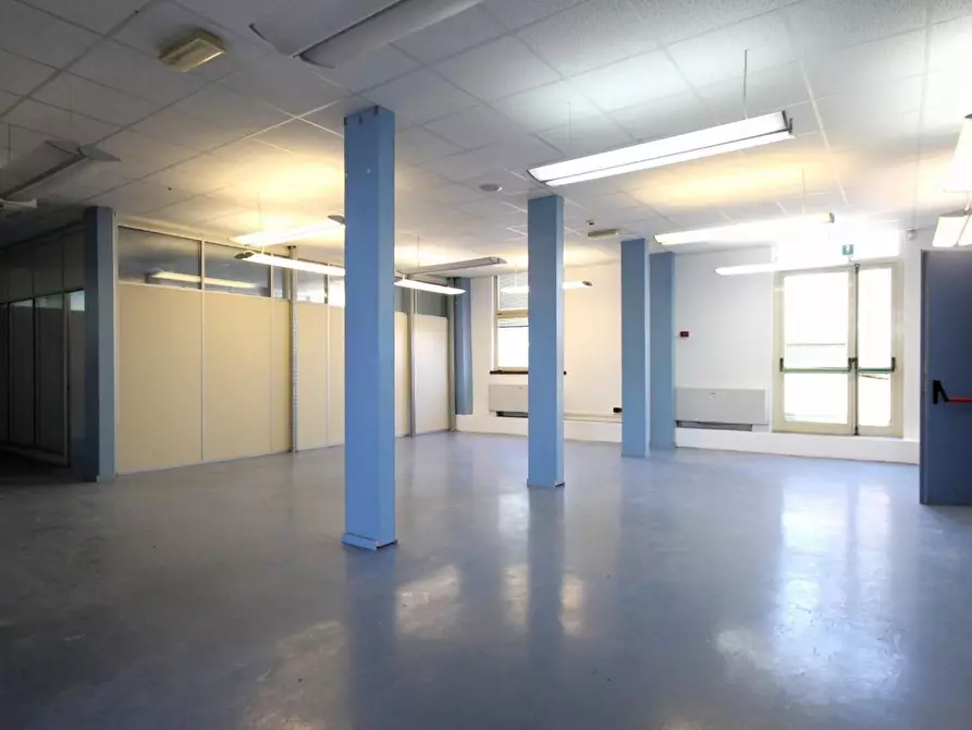 Immagine 2 di Locale commerciale in affitto  a Lucca