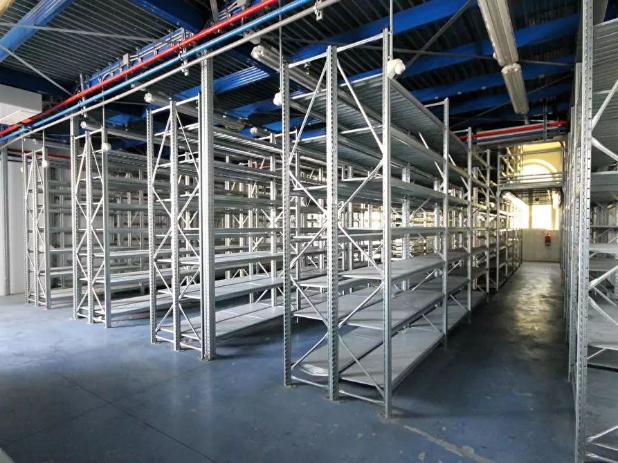 Immagine 10 di Locale commerciale in affitto  a Lucca