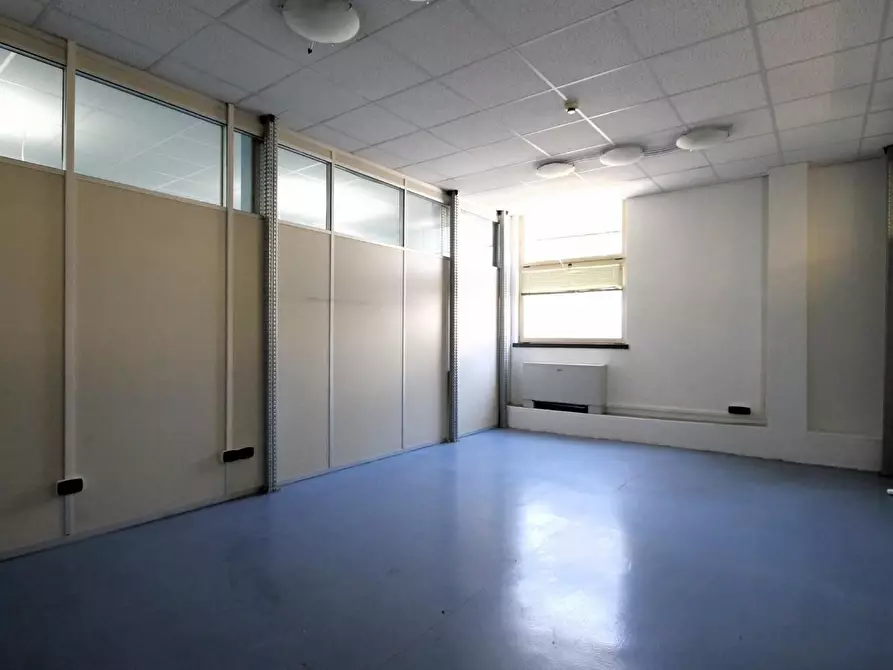 Immagine 3 di Locale commerciale in affitto  a Lucca