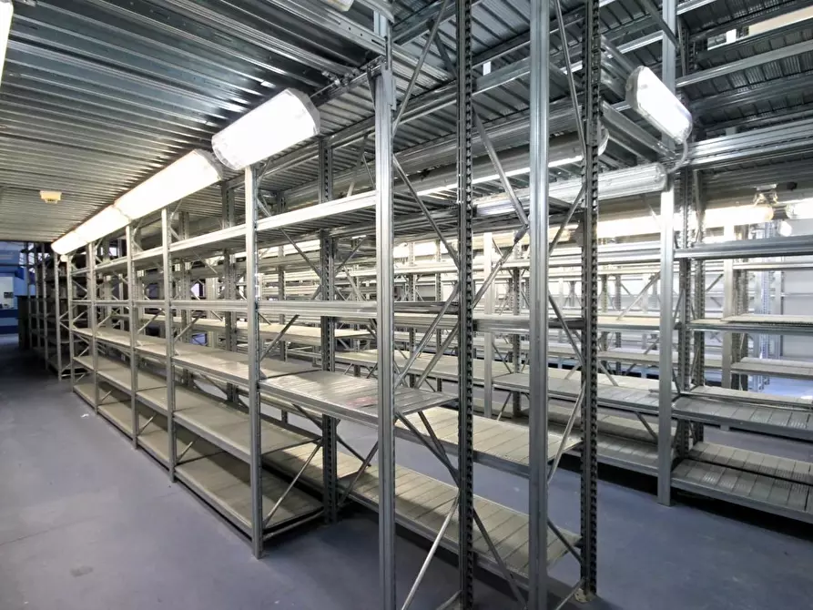 Immagine 6 di Locale commerciale in affitto  a Lucca