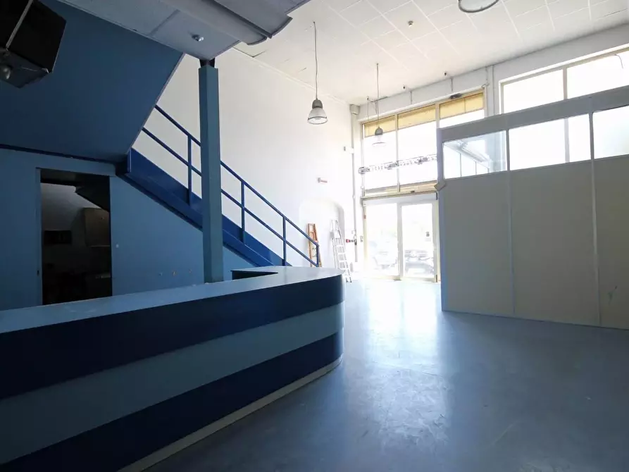 Immagine 12 di Locale commerciale in affitto  a Lucca