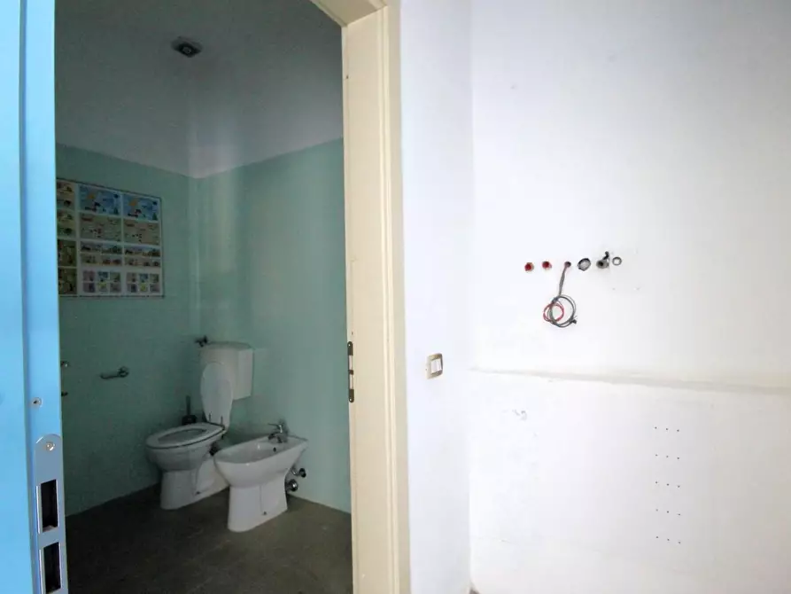 Immagine 5 di Locale commerciale in affitto  a Lucca