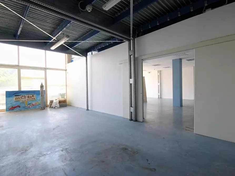 Immagine 2 di Locale commerciale in affitto  a Lucca