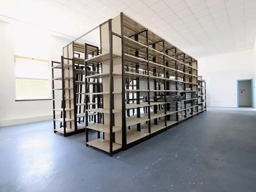 Immagine 3 di Locale commerciale in affitto  a Lucca