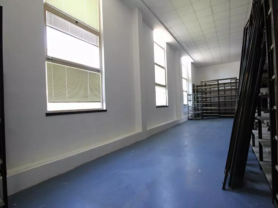 Immagine 4 di Locale commerciale in affitto  a Lucca