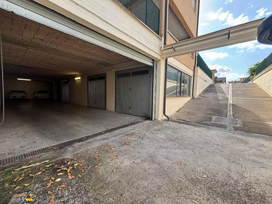 Immagine 3 di Garage in affitto  a Roma