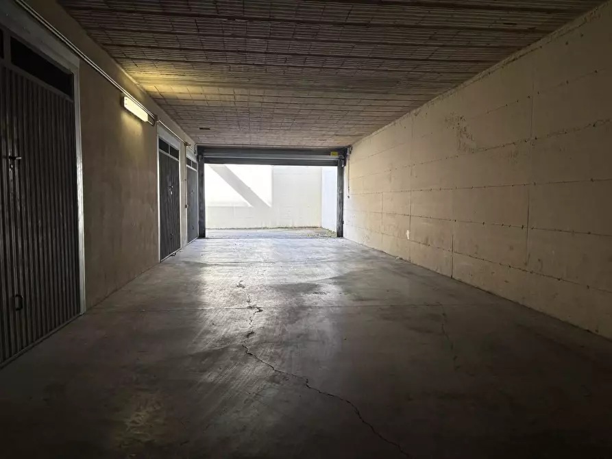 Immagine 4 di Garage in affitto  a Roma