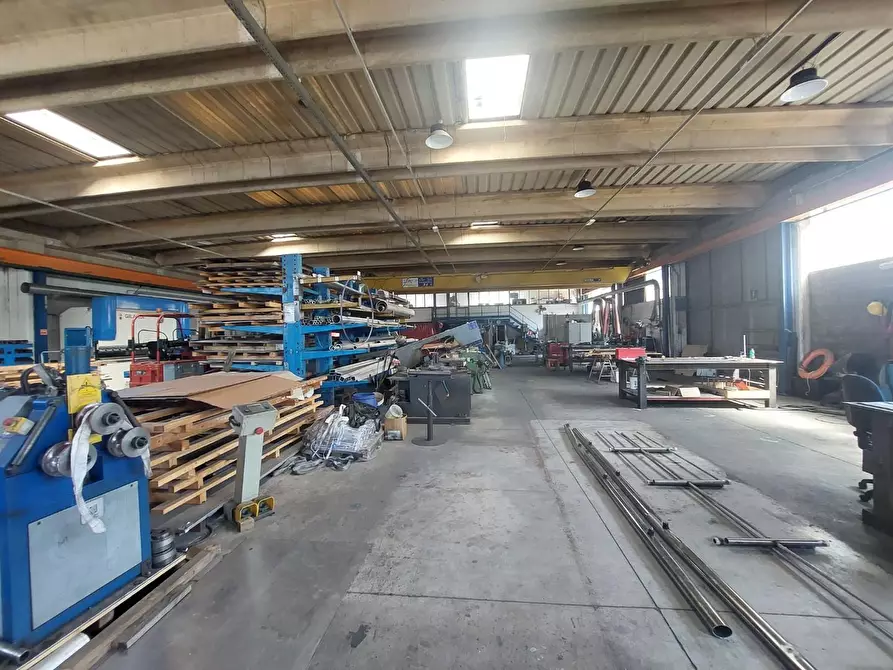 Immagine 1 di Attività artigianale in vendita  a Viareggio