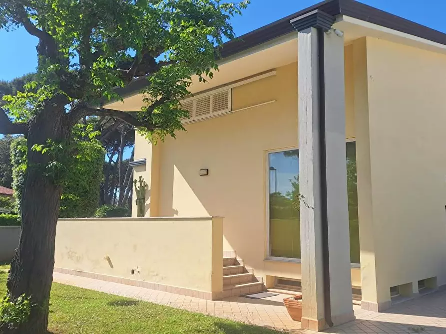 Immagine 1 di Casa bifamiliare in affitto  a Camaiore