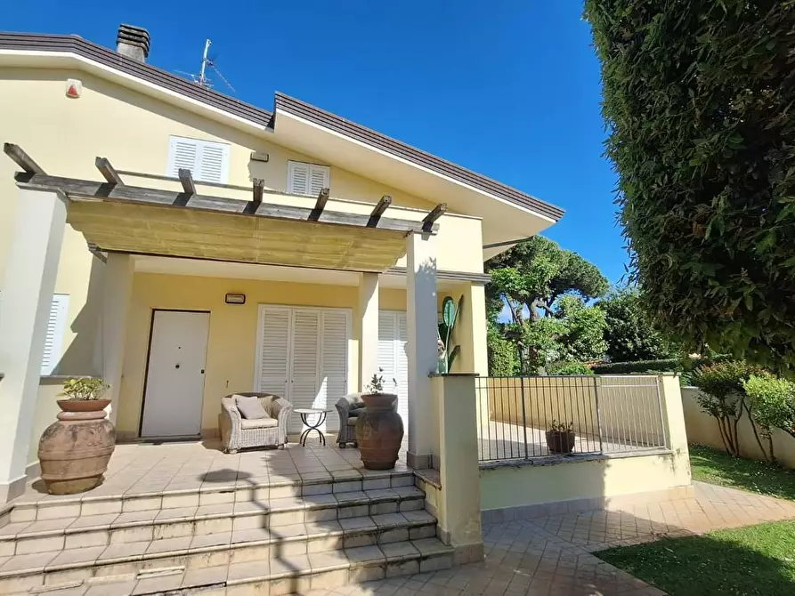 Immagine 2 di Casa bifamiliare in affitto  a Camaiore