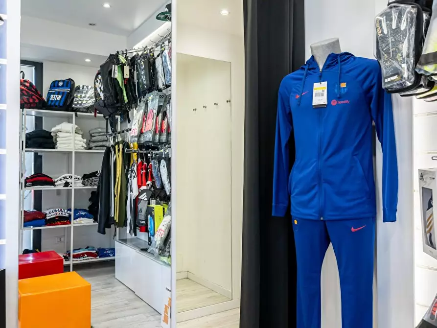 Immagine 20 di Attività commerciale in vendita  a Cascina