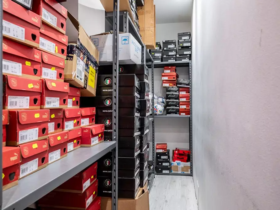 Immagine 18 di Attività commerciale in vendita  a Cascina