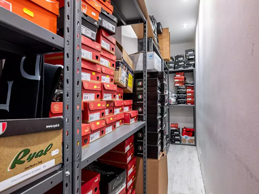 Immagine 17 di Attività commerciale in vendita  a Cascina