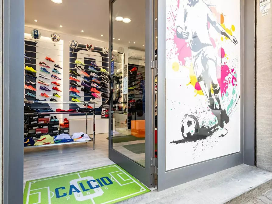 Immagine 1 di Attività commerciale in vendita  a Cascina