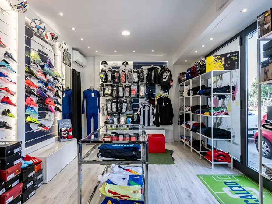 Immagine 4 di Attività commerciale in vendita  a Cascina