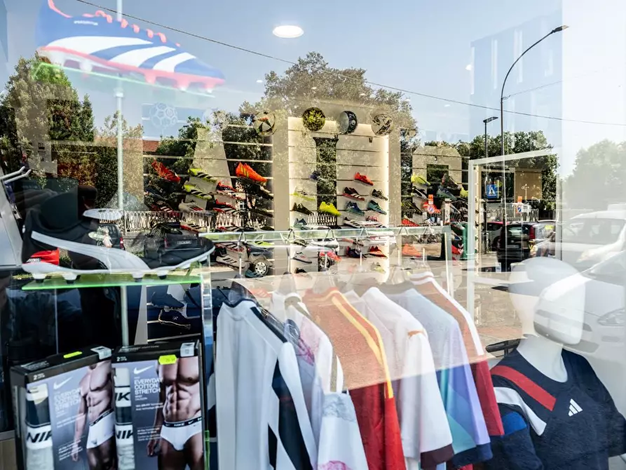 Immagine 26 di Attività commerciale in vendita  a Cascina