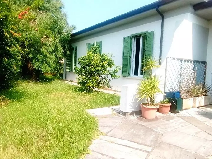 Immagine 2 di Casa indipendente in vendita  a Carrara