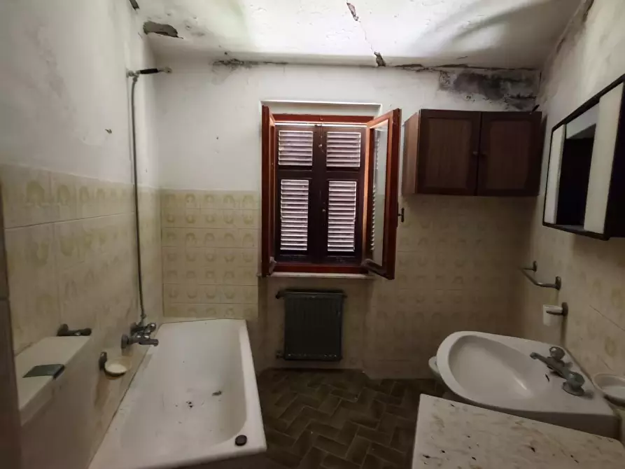 Immagine 40 di Porzione di casa in vendita  a Fivizzano