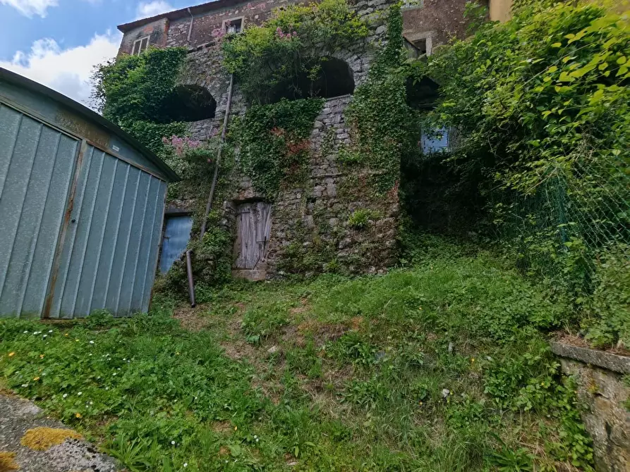 Immagine 10 di Porzione di casa in vendita  a Fivizzano