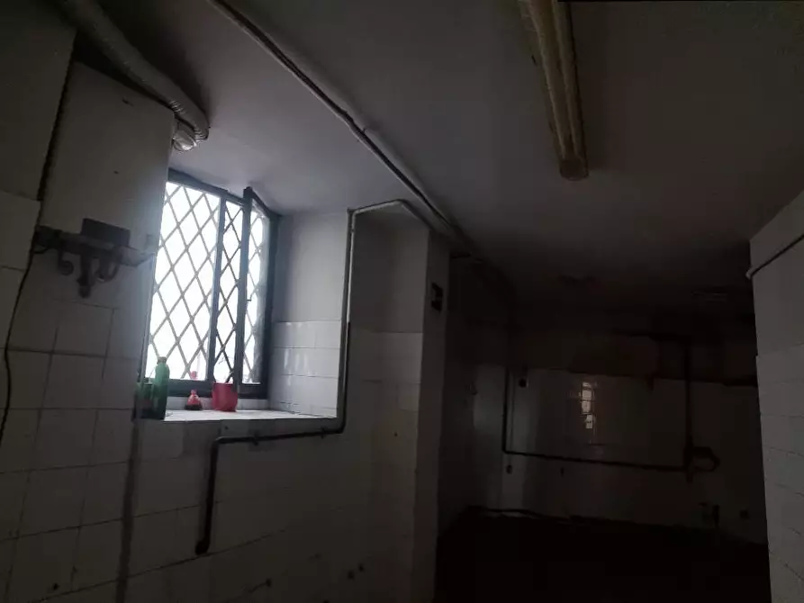 Immagine 7 di Locale commerciale in vendita  a Livorno