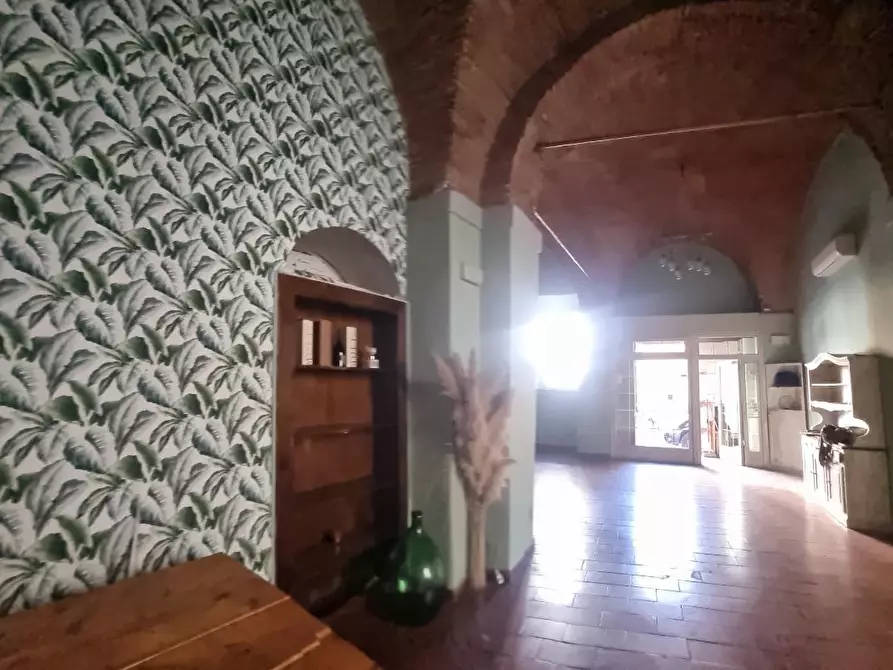 Immagine 11 di Locale commerciale in vendita  a Livorno