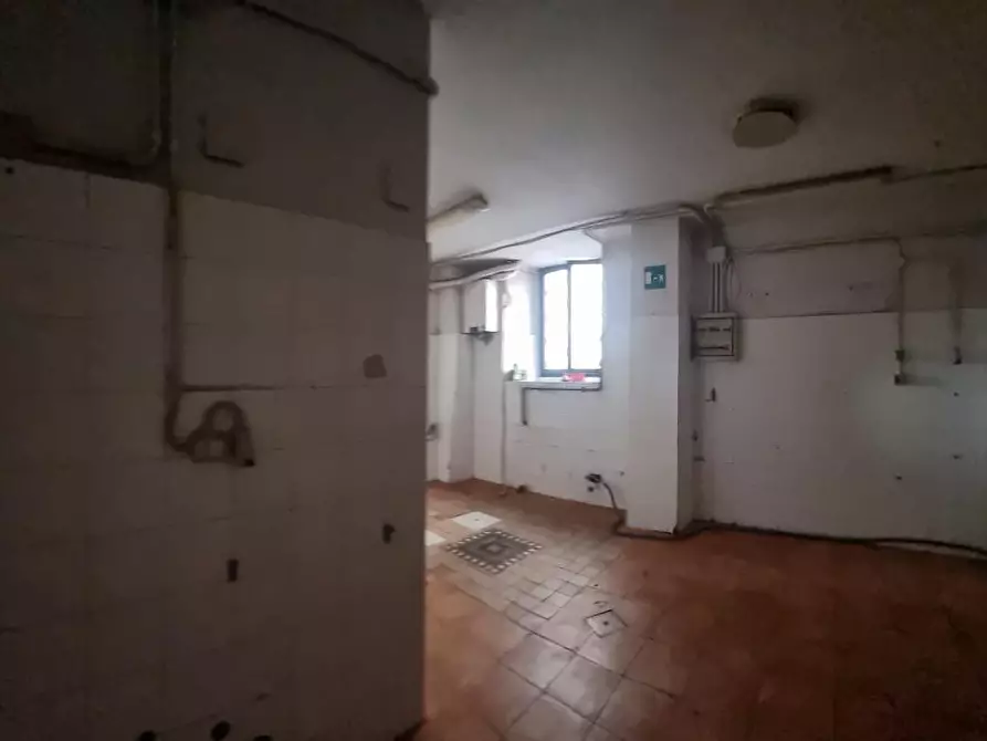 Immagine 10 di Locale commerciale in vendita  a Livorno