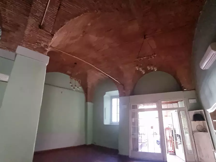 Immagine 13 di Locale commerciale in vendita  a Livorno