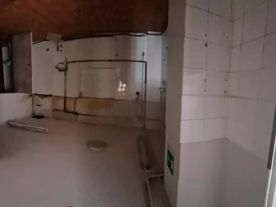 Immagine 8 di Locale commerciale in vendita  a Livorno