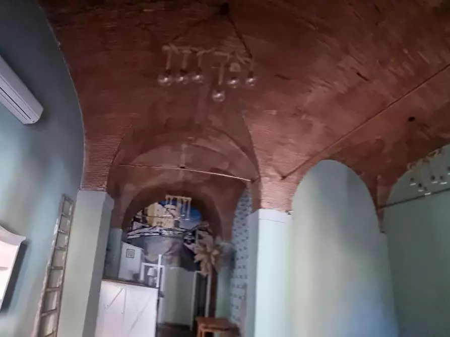 Immagine 2 di Locale commerciale in vendita  a Livorno