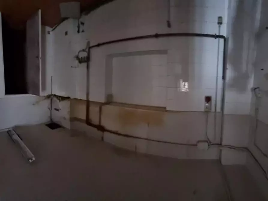 Immagine 9 di Locale commerciale in vendita  a Livorno