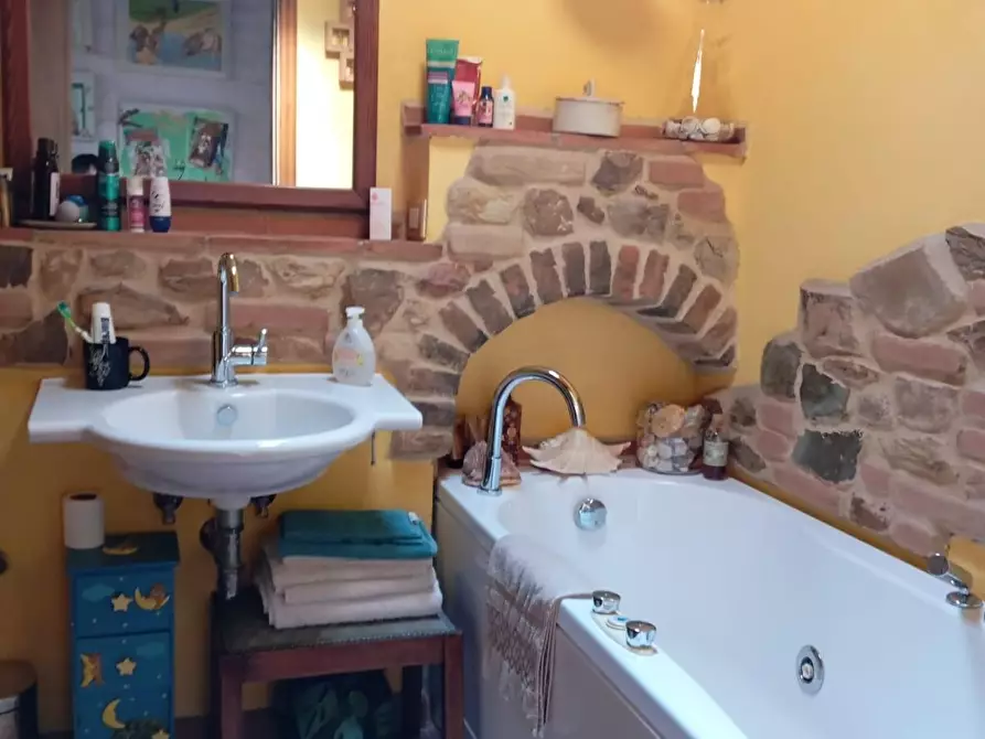 Immagine 42 di Rustico / casale in vendita  a Capannori