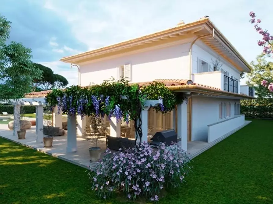 Immagine 2 di Villa in vendita  a Forte Dei Marmi