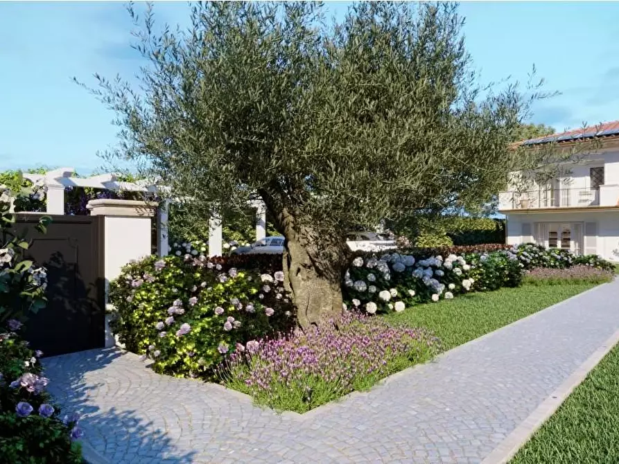 Immagine 7 di Villa in vendita  a Forte Dei Marmi