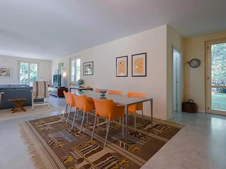 Immagine 15 di Villa in vendita  a Massa