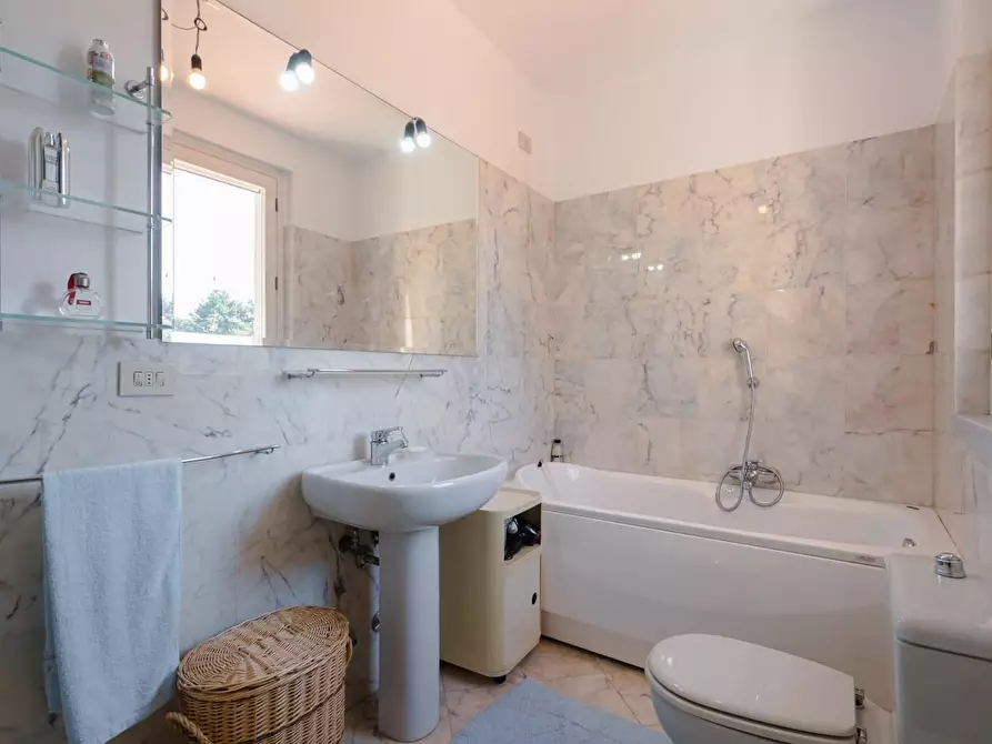 Immagine 35 di Villa in vendita  a Massa