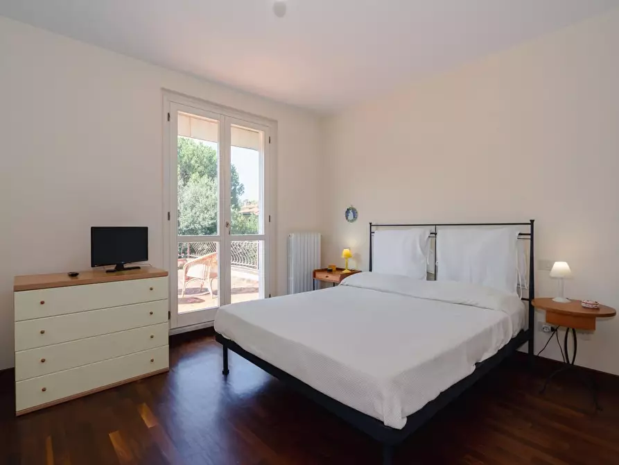 Immagine 33 di Villa in vendita  a Massa