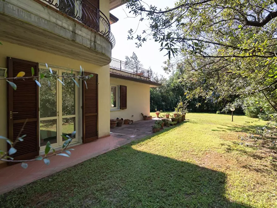 Immagine 5 di Villa in vendita  a Massa