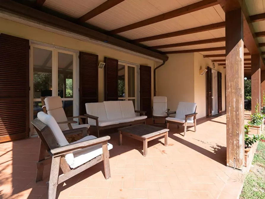 Immagine 4 di Villa in vendita  a Massa
