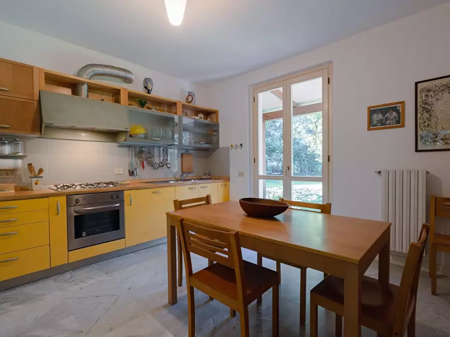 Immagine 17 di Villa in vendita  a Massa