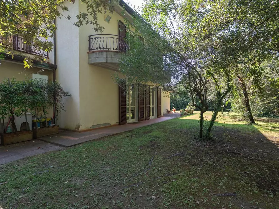 Immagine 43 di Villa in vendita  a Massa