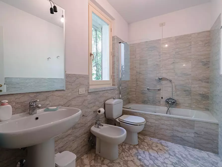 Immagine 19 di Villa in vendita  a Massa