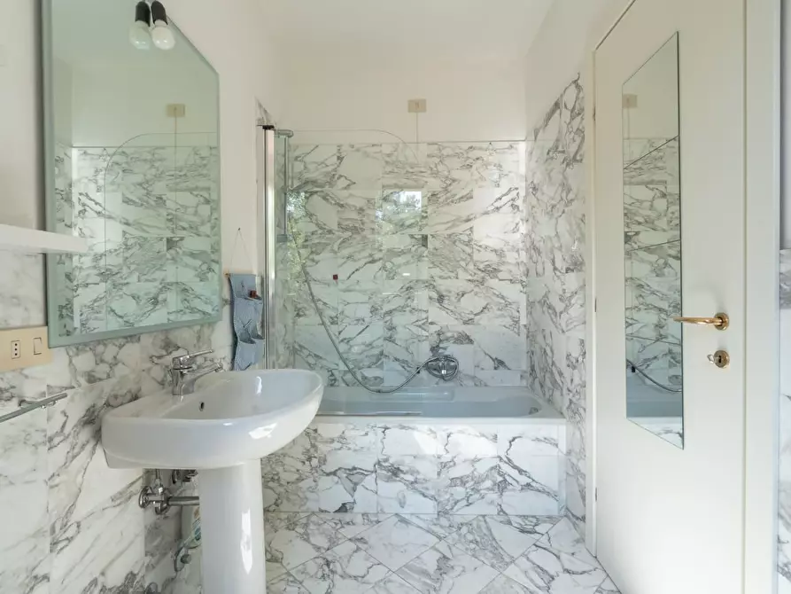 Immagine 41 di Villa in vendita  a Massa