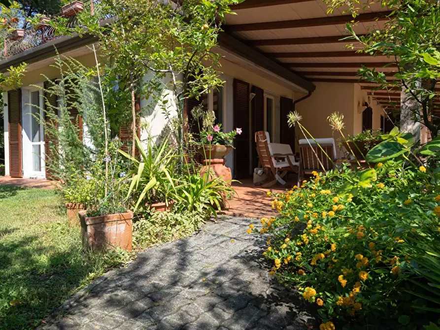 Immagine 12 di Villa in vendita  a Massa