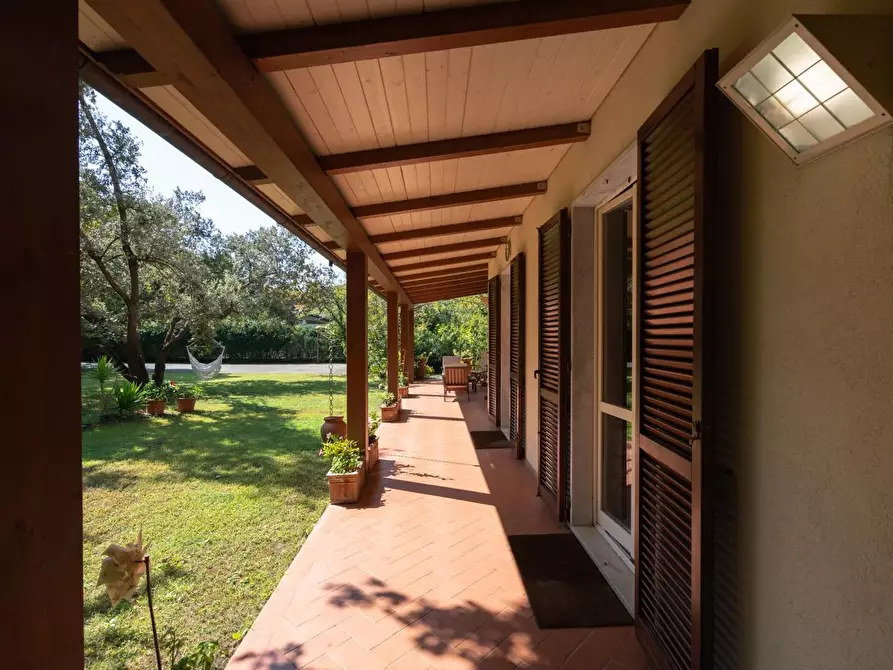 Immagine 7 di Villa in vendita  a Massa
