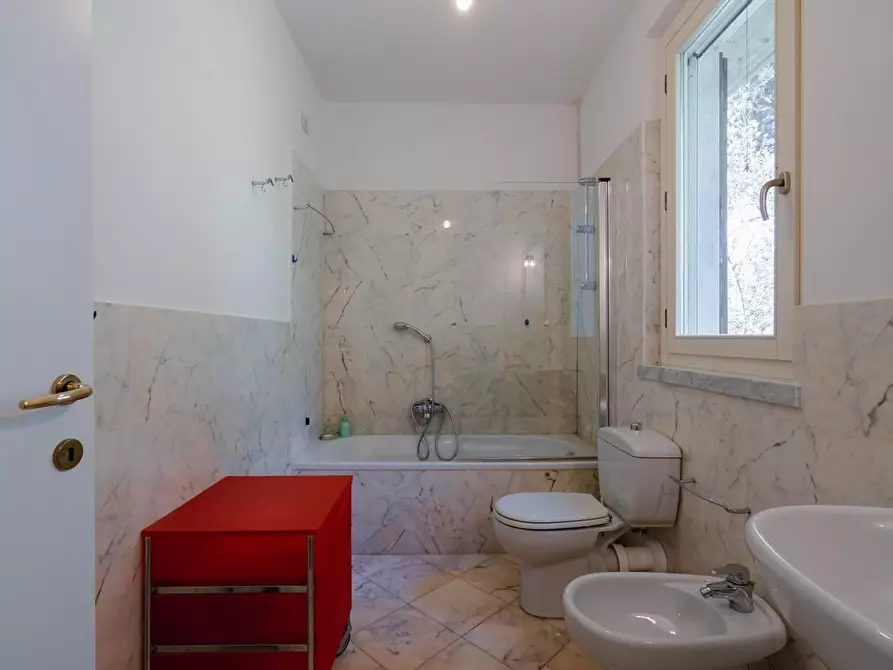 Immagine 28 di Villa in vendita  a Massa