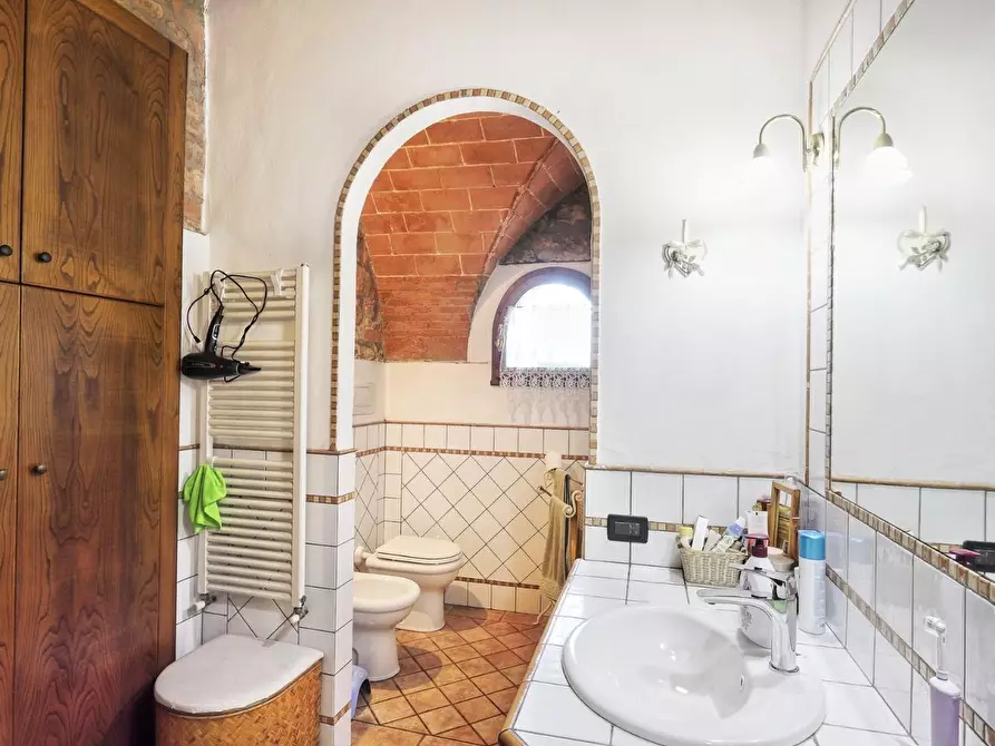 Immagine 9 di Casa colonica in vendita  a Gambassi Terme