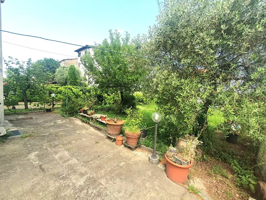 Immagine 41 di Villa in vendita  a Lucca
