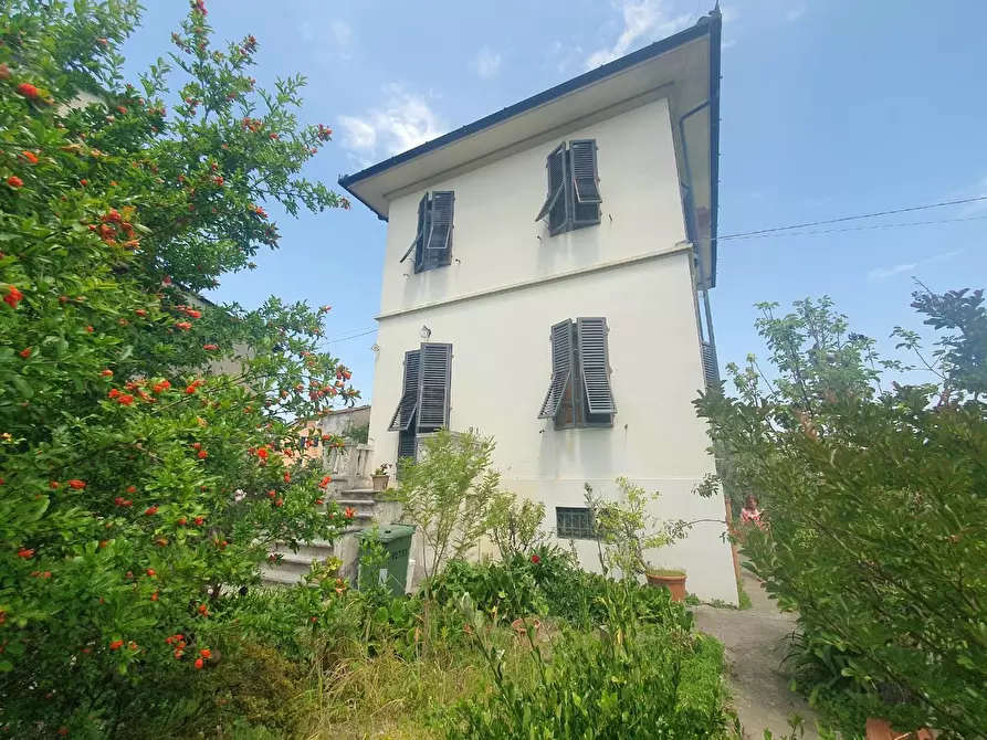 Immagine 48 di Villa in vendita  a Lucca